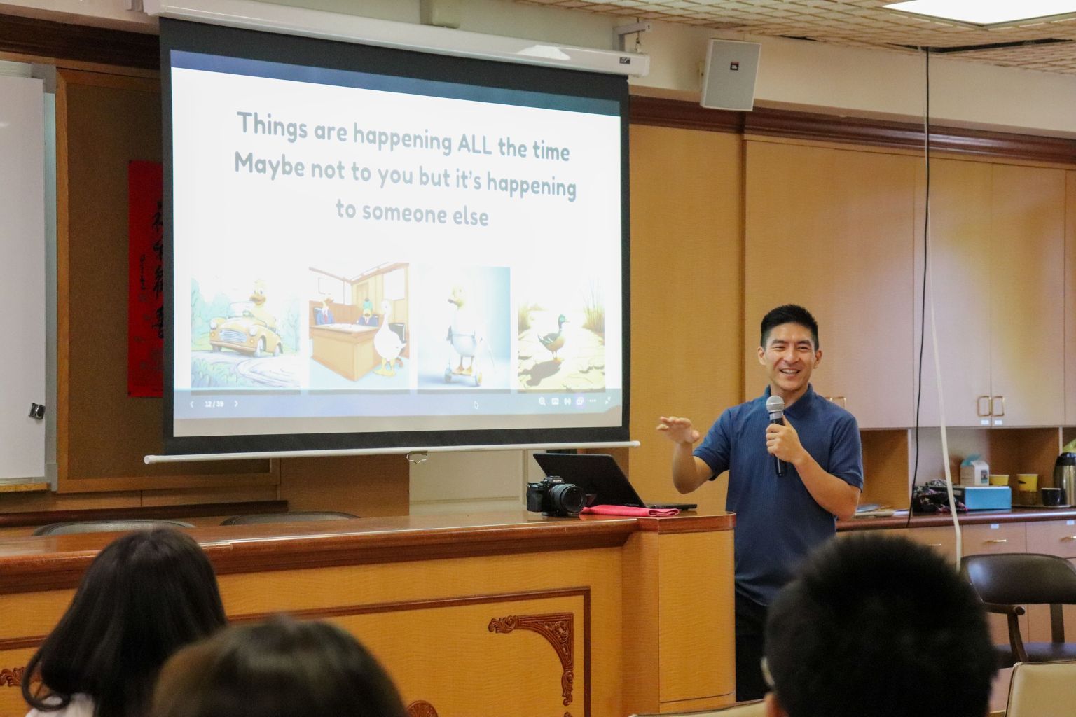 專業攝像人士Jonathan Thang授課「佛門義理與人工智能：應對變遷的法寶」(Adapting to AI with Buddhist Principles: Timeless Tools for a Changing World)。（Iris Cheng拍攝）