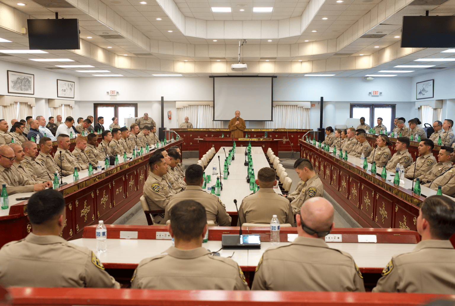 在警員會議前，慧澄法師帶領大家進行禪修。他表示，警員在執勤中面臨生死關頭，保持平靜的心態對於安全辦案至關重要。(Jonathan Thang 拍攝)