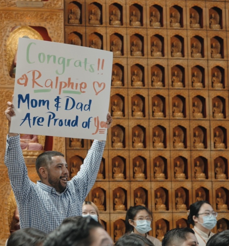 A Father's Proud Cheer. (Photo by Alex Kuo) 父愛應援,為你驕傲。(攝影:郭昭華)