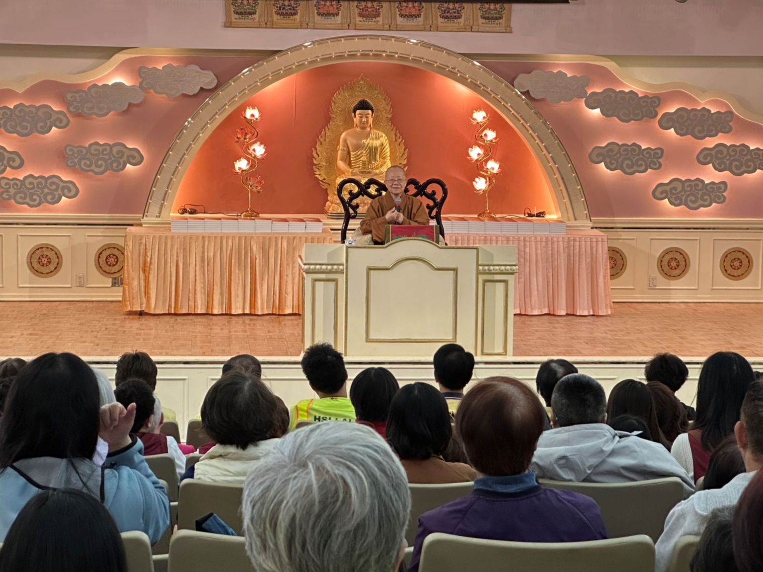 佛光山文化院院長依空法師於「宗門思想」課程授課，以佛光山開山祖師星雲大師著作《我不是「呷」教的和尚》為題，向近250位聽眾分享他半世紀來親炙大師的身教與言教。