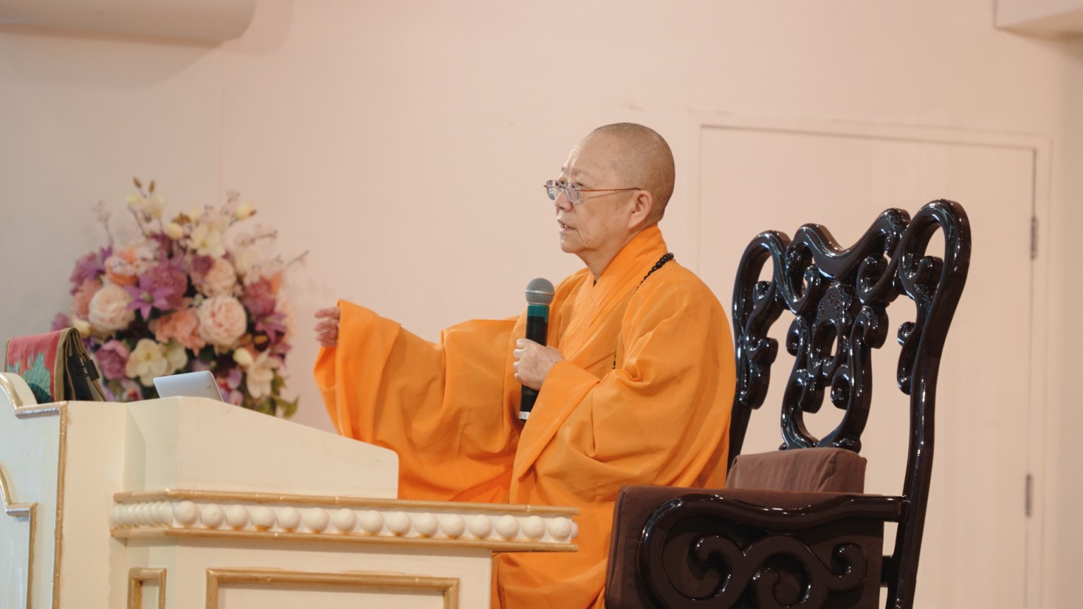 佛光山文化院院長依空法師主講「星雲大師的身教與言教」,從文化、教育、傳媒、慈善、布教弘法等多個方面講述「改革創意大師」。