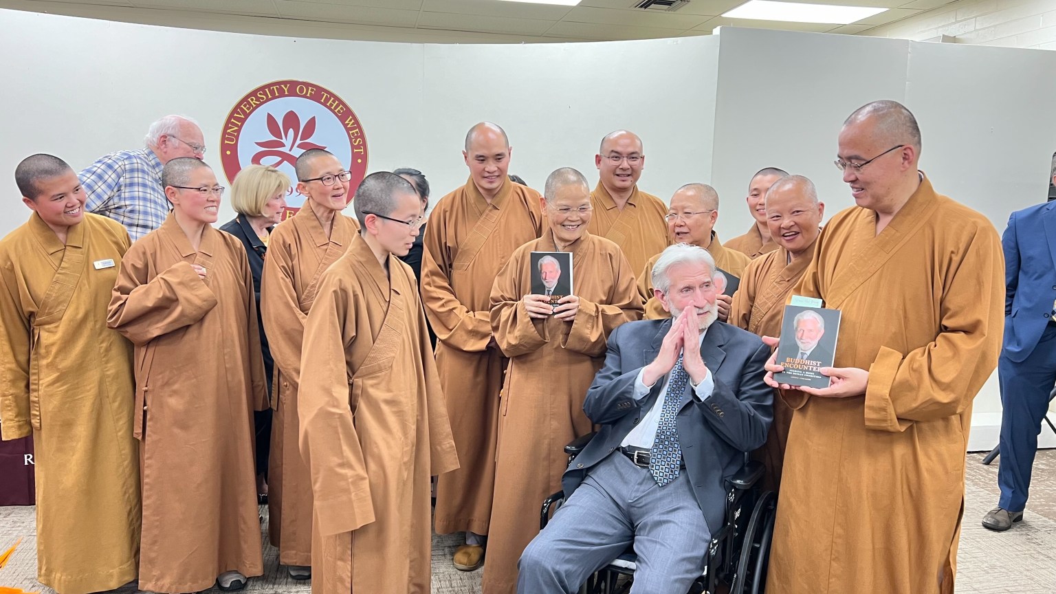 西來寺法師與蘭卡斯特教授合照。