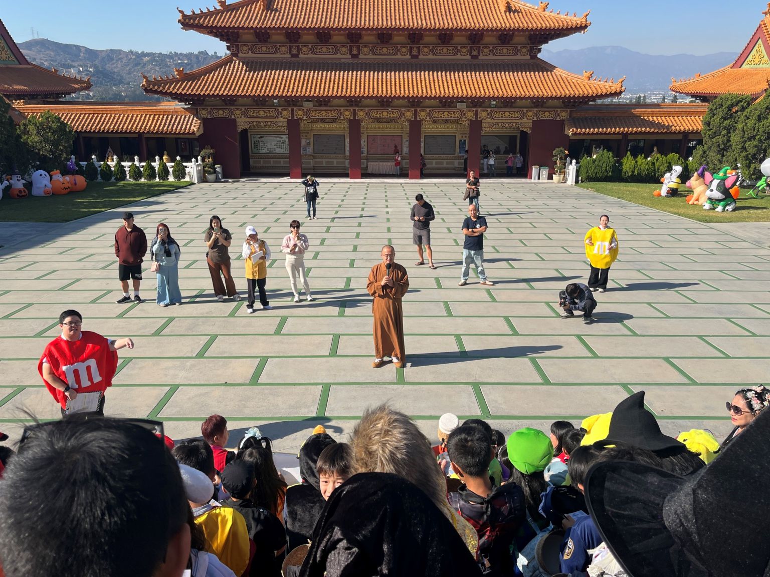 慧東法師以問答方式讓學生們學習基礎佛學知識。