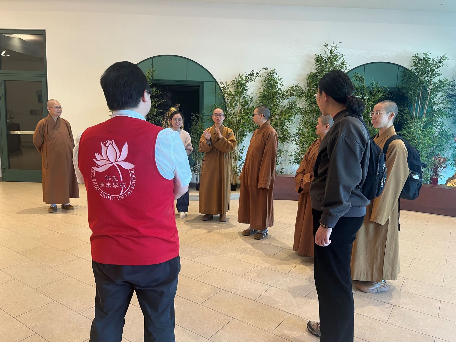 滿兆法師偕行政團隊老師代表接待。