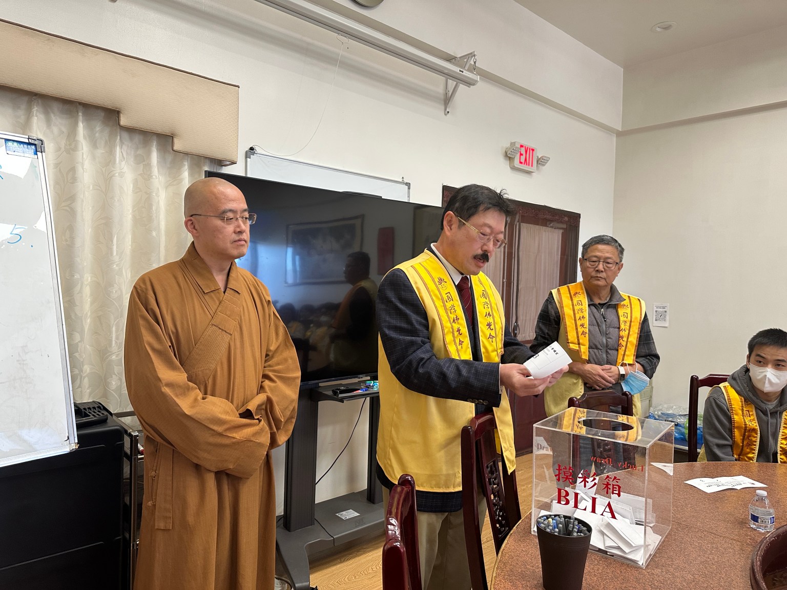 開票及唱票由現任會長吳帥倫主持，住持慧東法師監票。