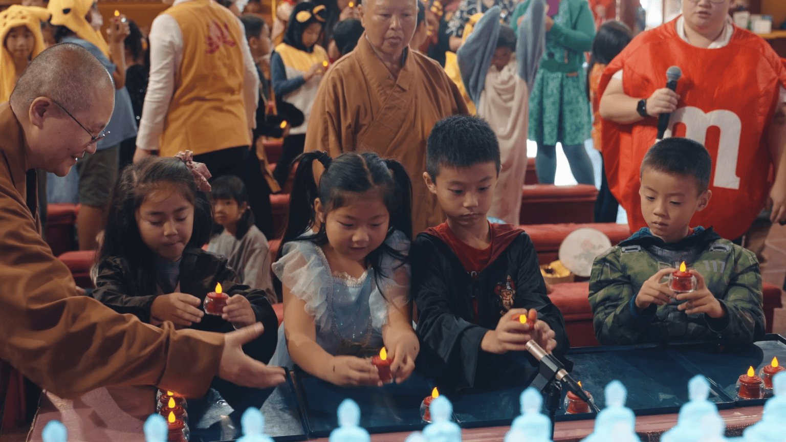 滿兆法師帶領學生們在佛前發願力行三好。