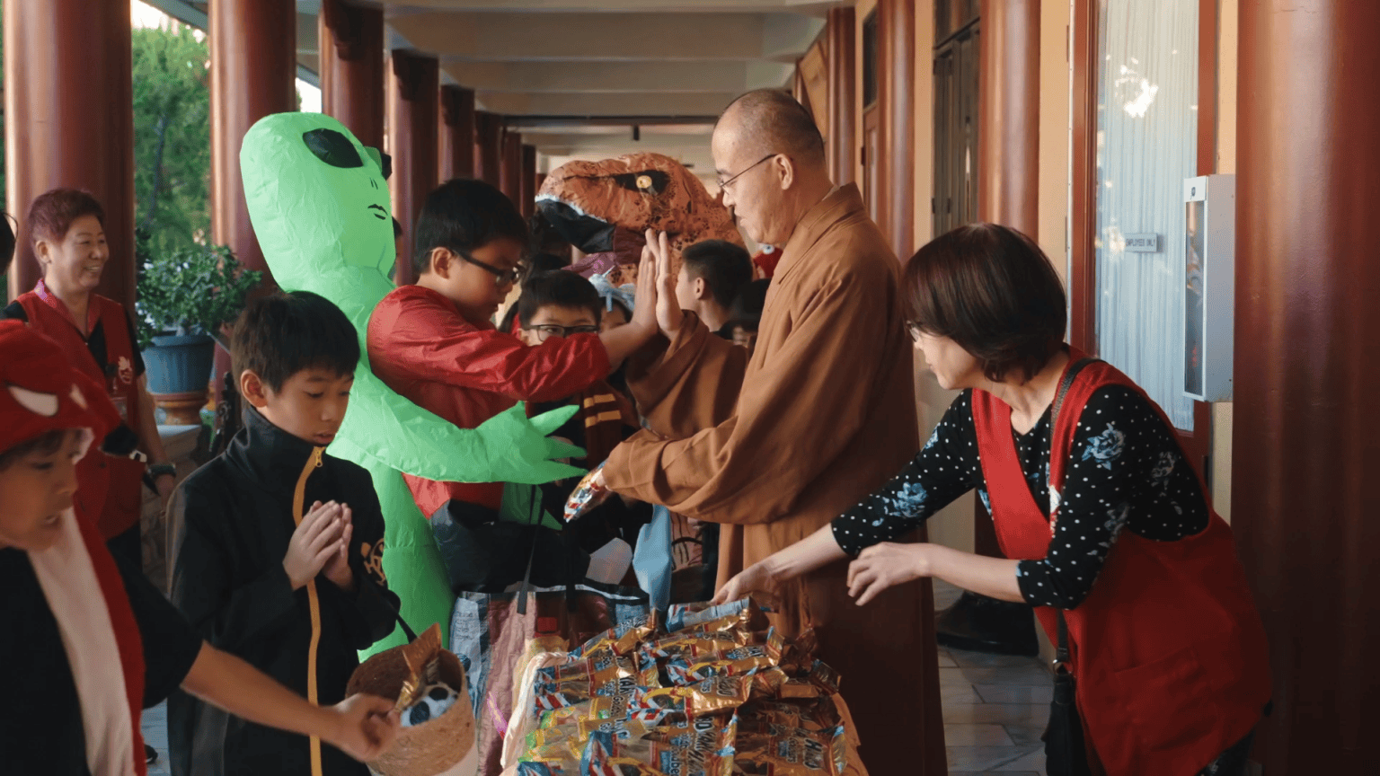 伴隨著此起彼落的「三好四給」口號，學生們開心地從法師手中接過糖果。