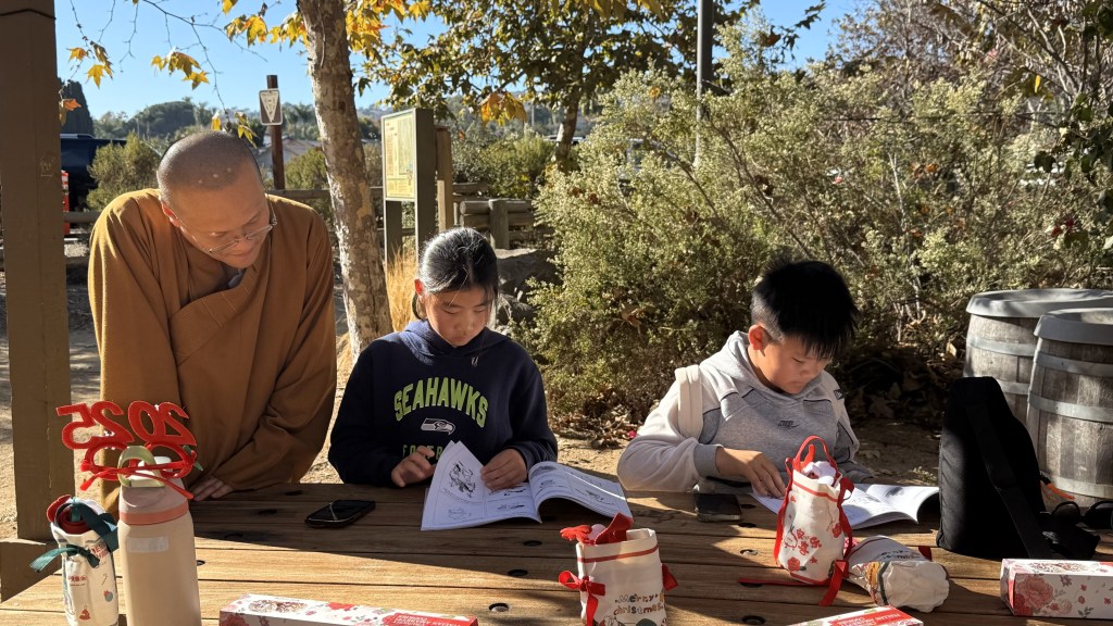 會員黃文的孩子Steven Zhao 和會員聞豔的孩子Amber 參加兒童組考試,當天遇上分會戶外活動,孩子們不忘佛學會考。