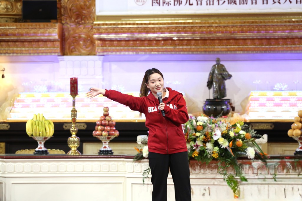 洛杉磯青年二團的陳祉瑤， 獨唱表演