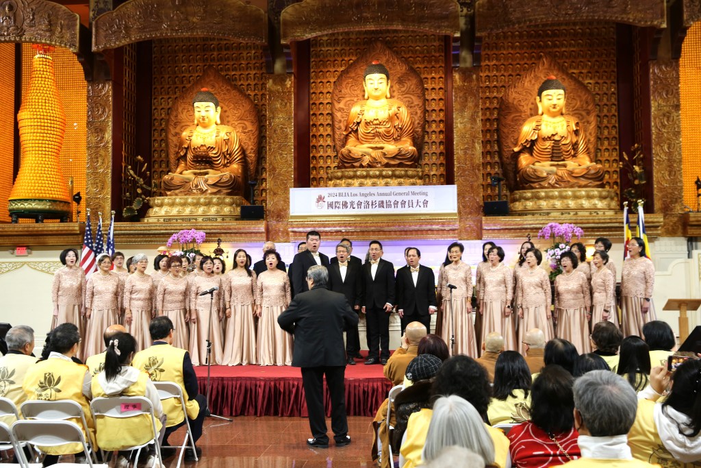 西來佛光合唱團表演歌曲，用歌聲傳播人間佛教的真善美