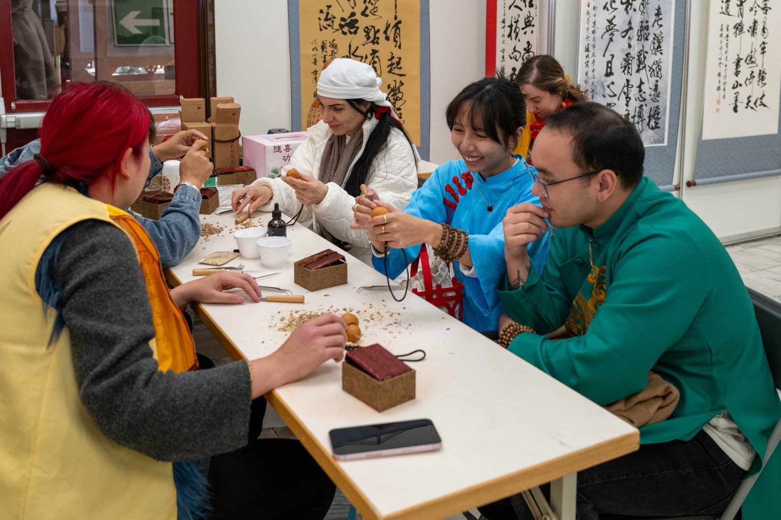 葫蘆雕刻藝術家何明賢與溫士梅老師帶領信眾製作葫蘆掛件與擺飾，甚至將精油封入其中，既實用又象徵吉祥如意。