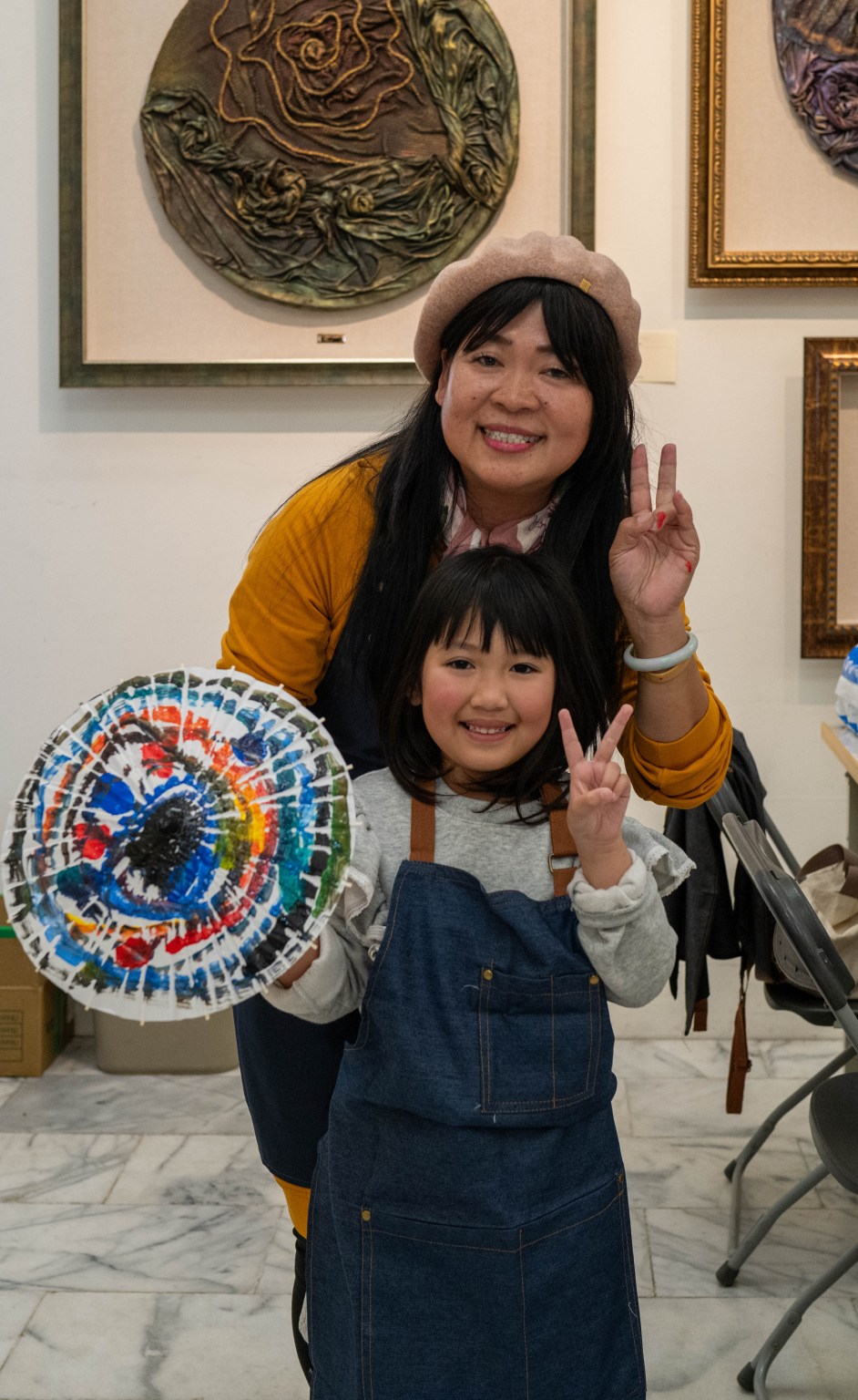 黃敏芳老師指導的紙扇與紙傘彩繪活動讓孩子們在創作中體驗藝術之美。