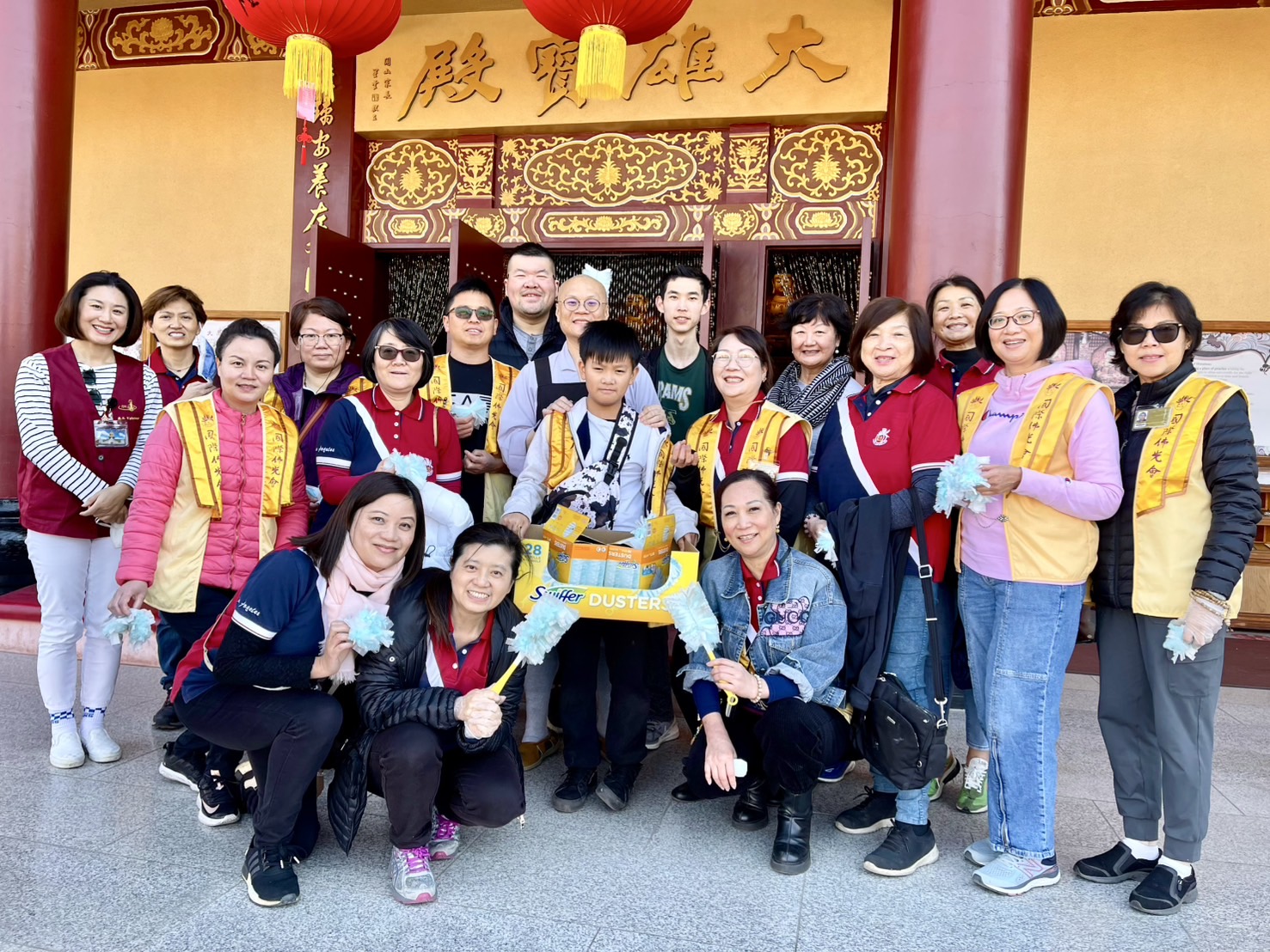 白塔三分會和白塔一、二分會一起在大雄寶殿參加出坡結緣活動，共同為慧命之家掃除塵垢，迎接蛇年農曆新春的到來, 活動結束後和輔導法師慧人法師合影。