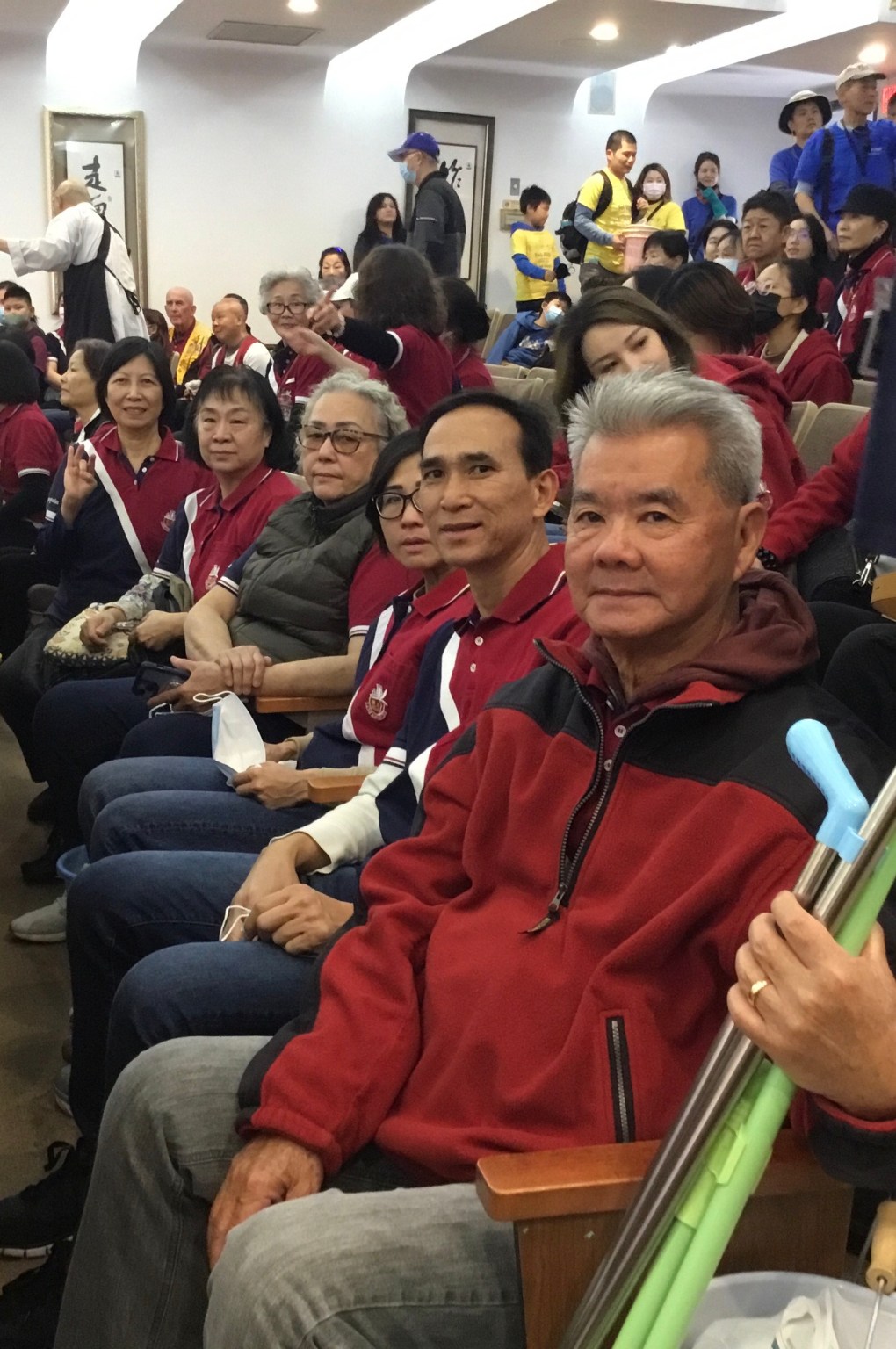 柔斯密分會會員們準時集合在法堂等待住持慧東法師