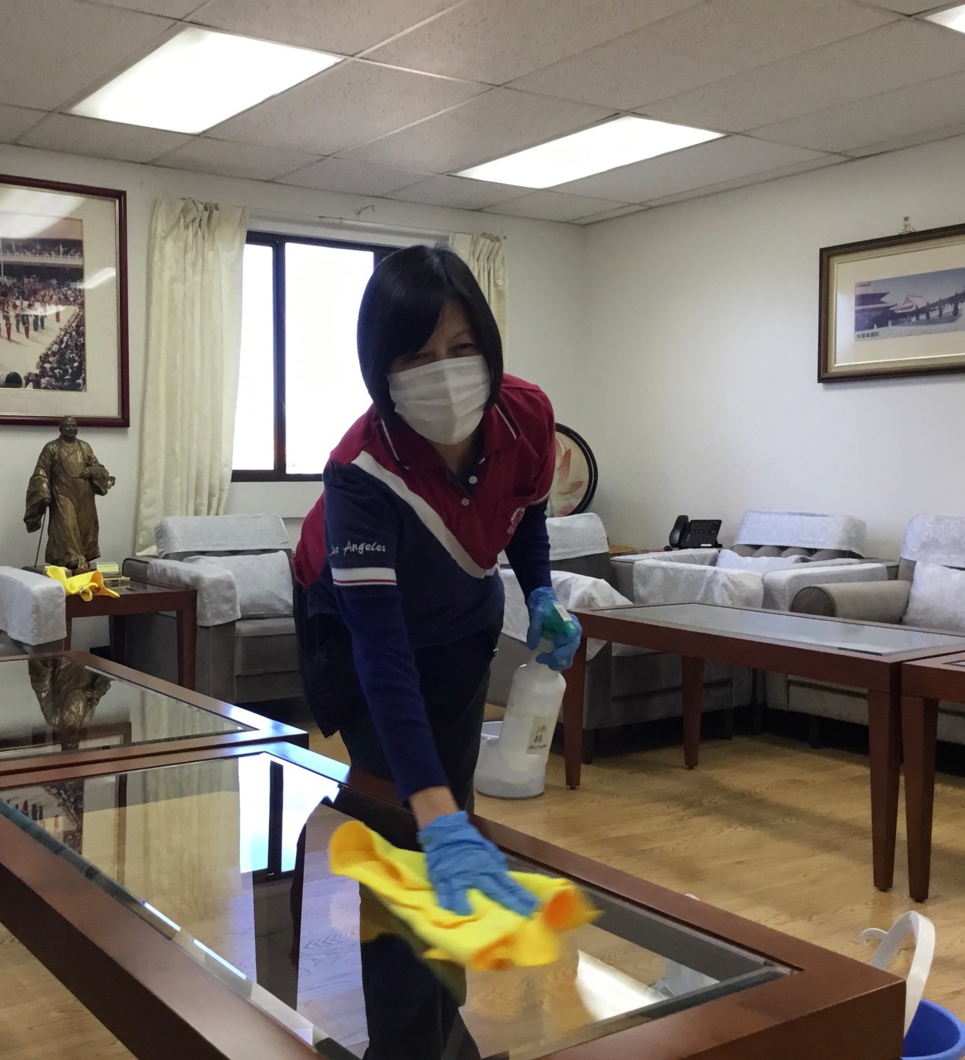 新任會長王翠綠專注的擦拭