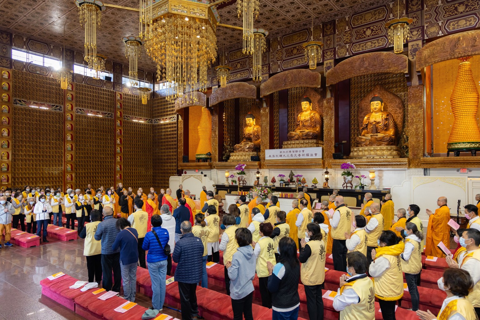 來自各地30位法師及80位信眾參與祈福法會，場面莊嚴隆重。