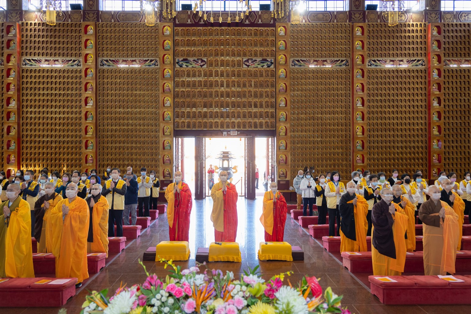 法會莊嚴肅穆，大眾為受災者祈福。