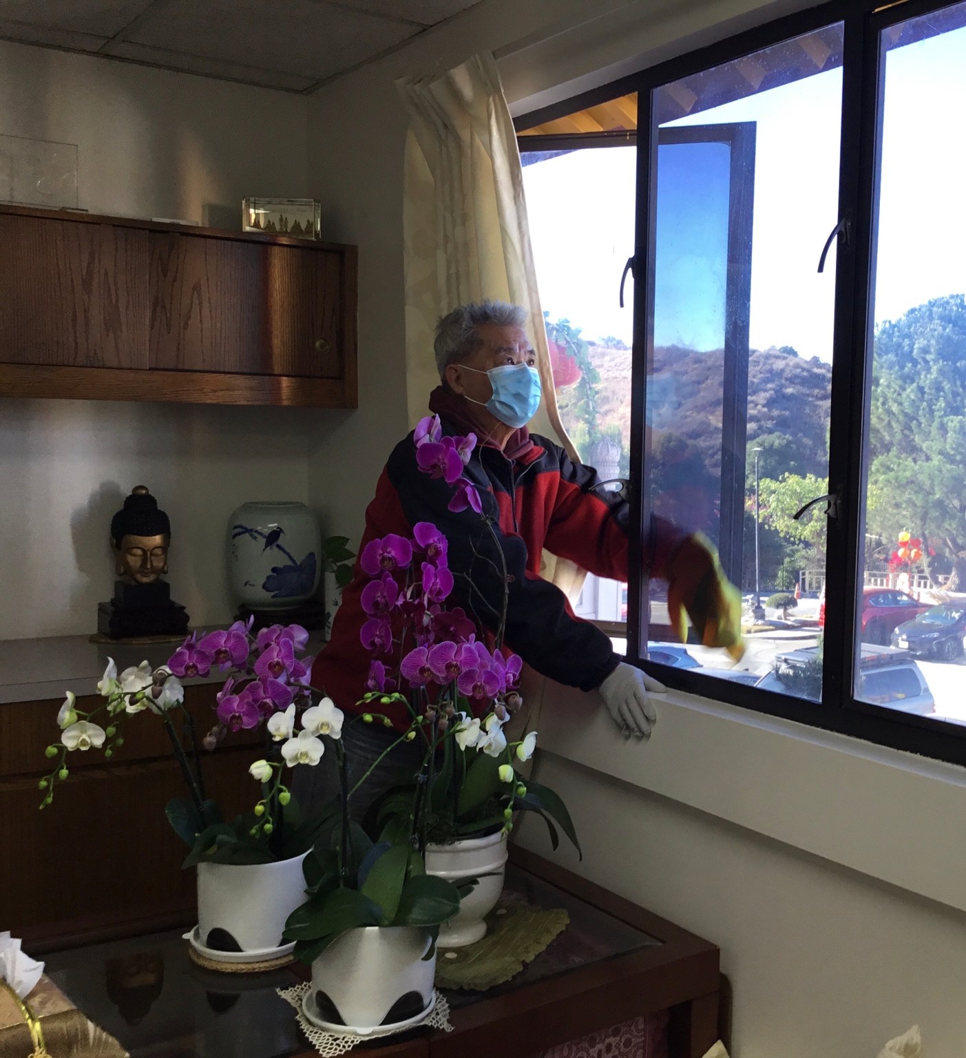 會員郭柏偉小心翼翼的擦拭窗戶內外