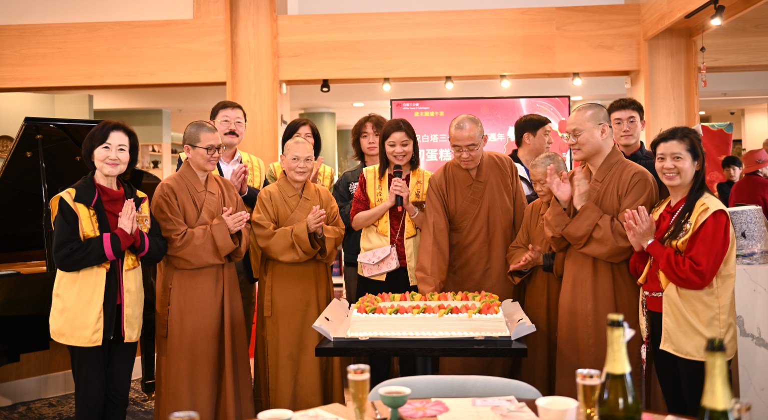 法師和幹部一起切蛋糕，慶祝白塔三分會成立六周年。