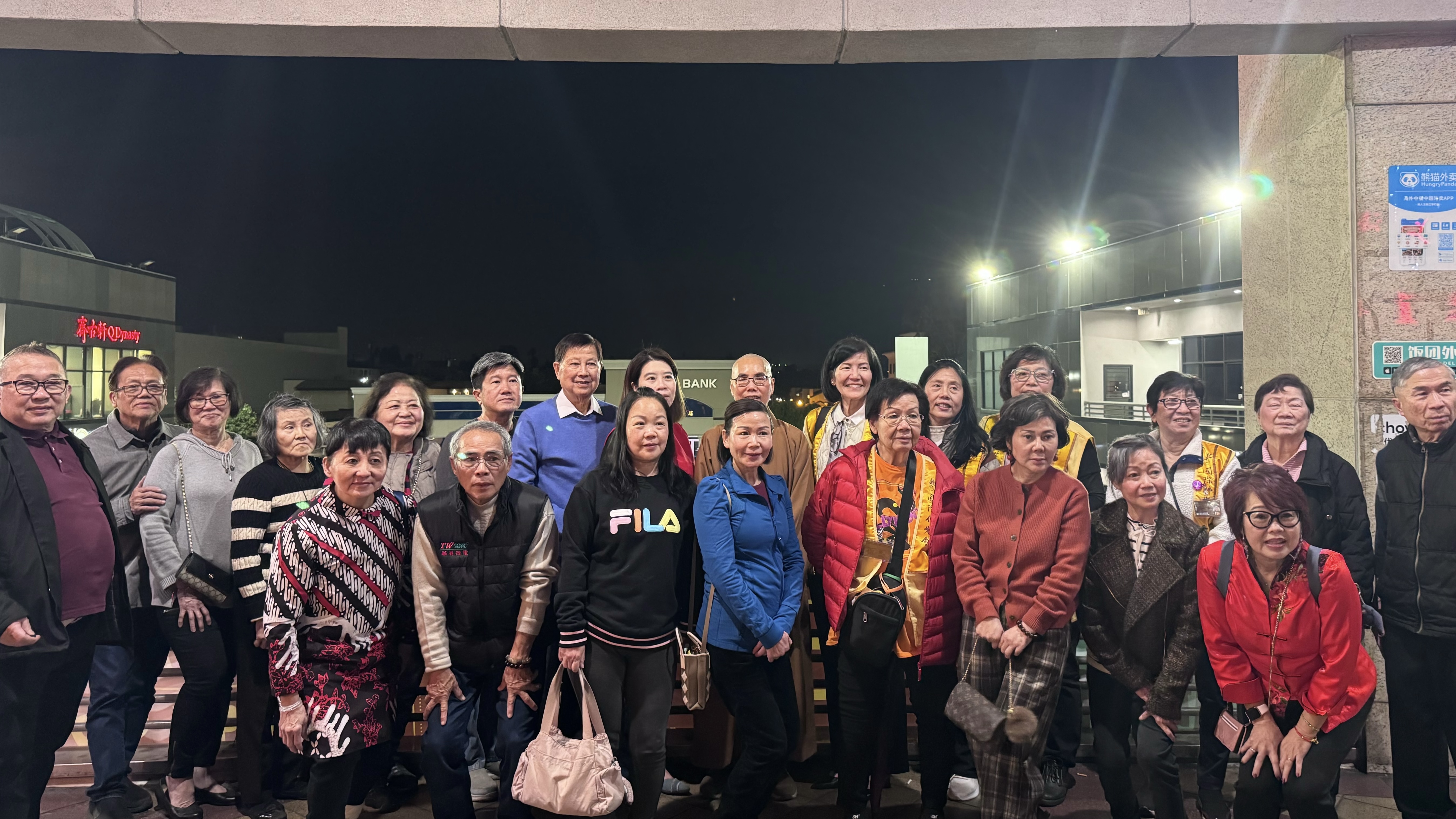 餐會後，出席的佛光人一同合影留念