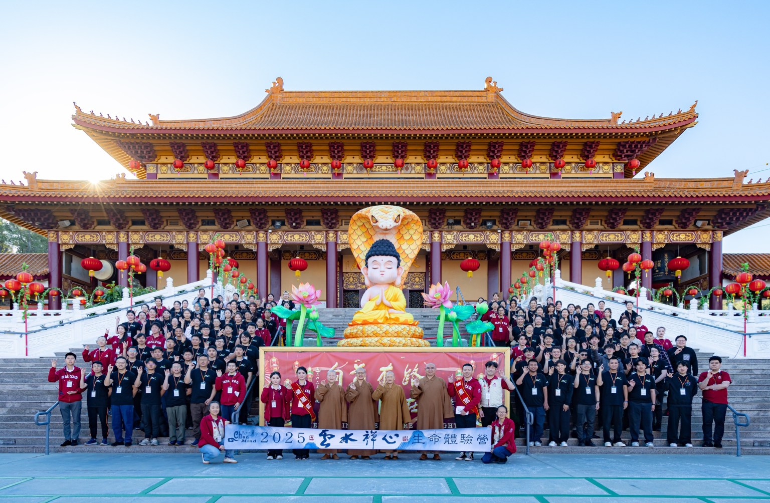 2025年第十九期雲水禪心生命體驗營～全體學員逾100人，青年工作人員逾30人在成佛大道合影留念（張志誠拍攝）