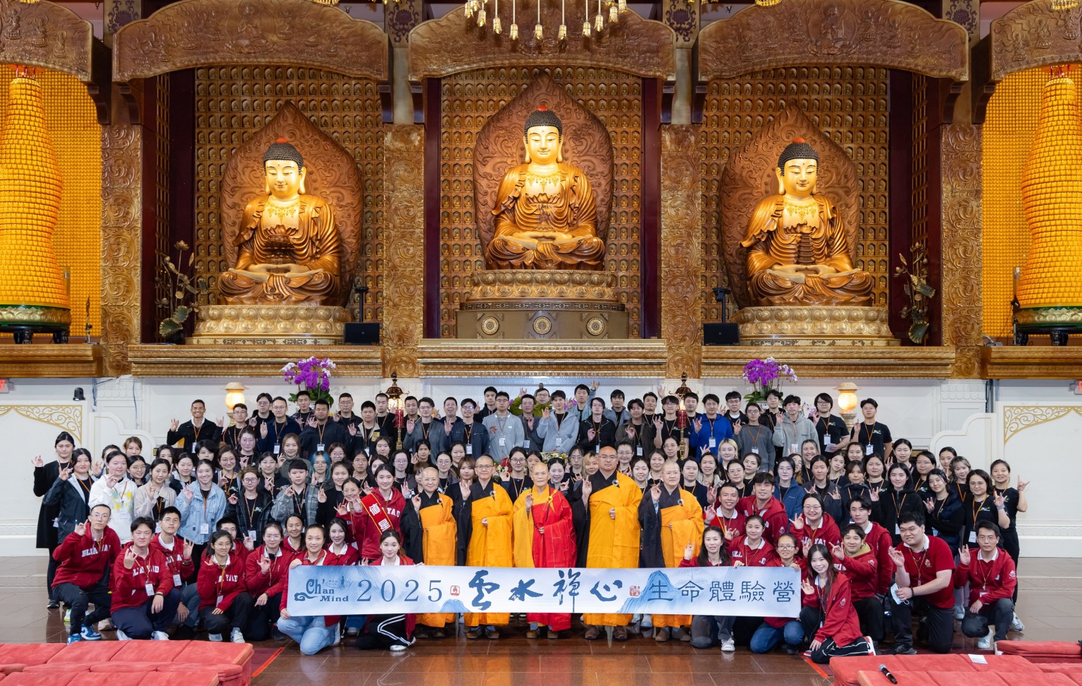 2025年第十九期雲水禪心生命體驗營～全體學員逾100人，青年工作人員逾30人在大殿合影留念（張志誠拍攝）
