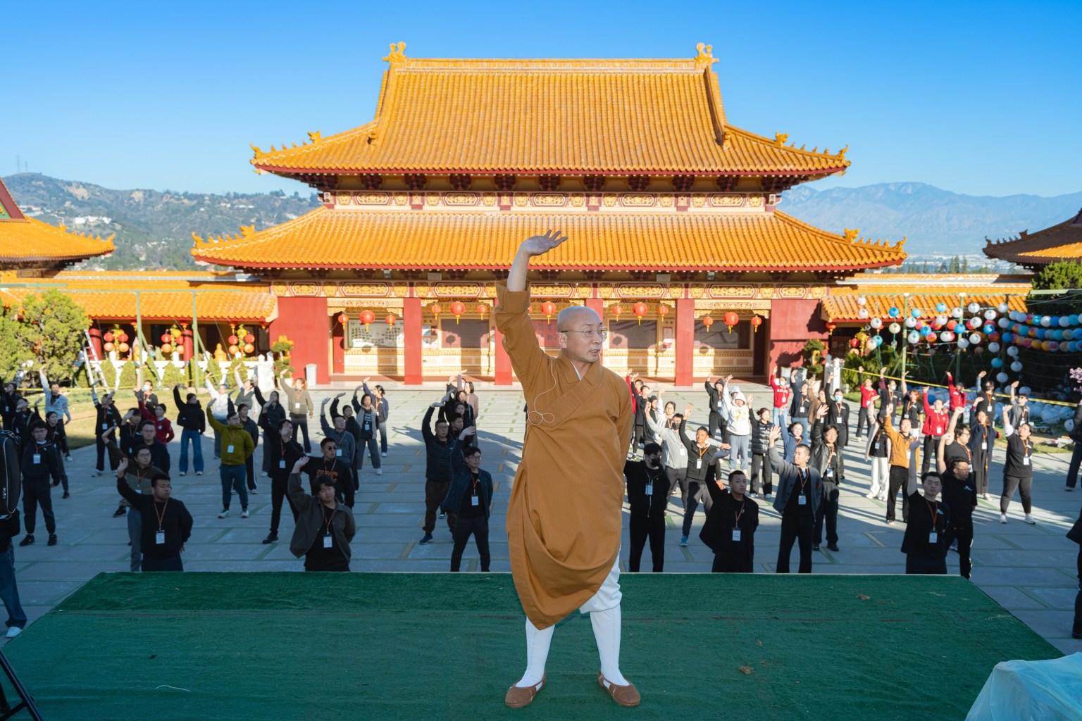 慧軒法師帶領學員修學禪修與易筋經（張志誠拍攝）