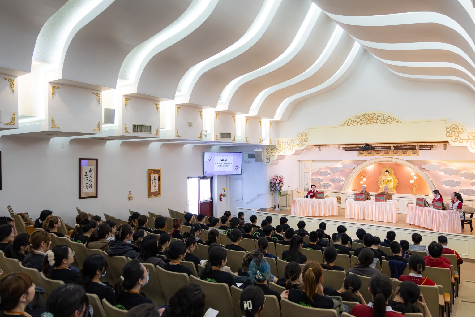 社教主任如松法師、青年二團輔導法師知義法師、與佛光青年們一同帶領課程討論，鼓勵青年勤修戒定慧，對治生活中的焦慮與内耗。（張志誠拍攝）