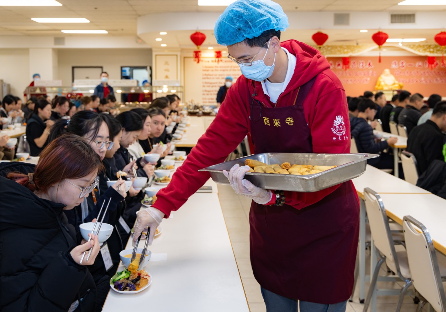 青年學員學習過堂用餐，體驗佛門行儀（張志誠拍攝）