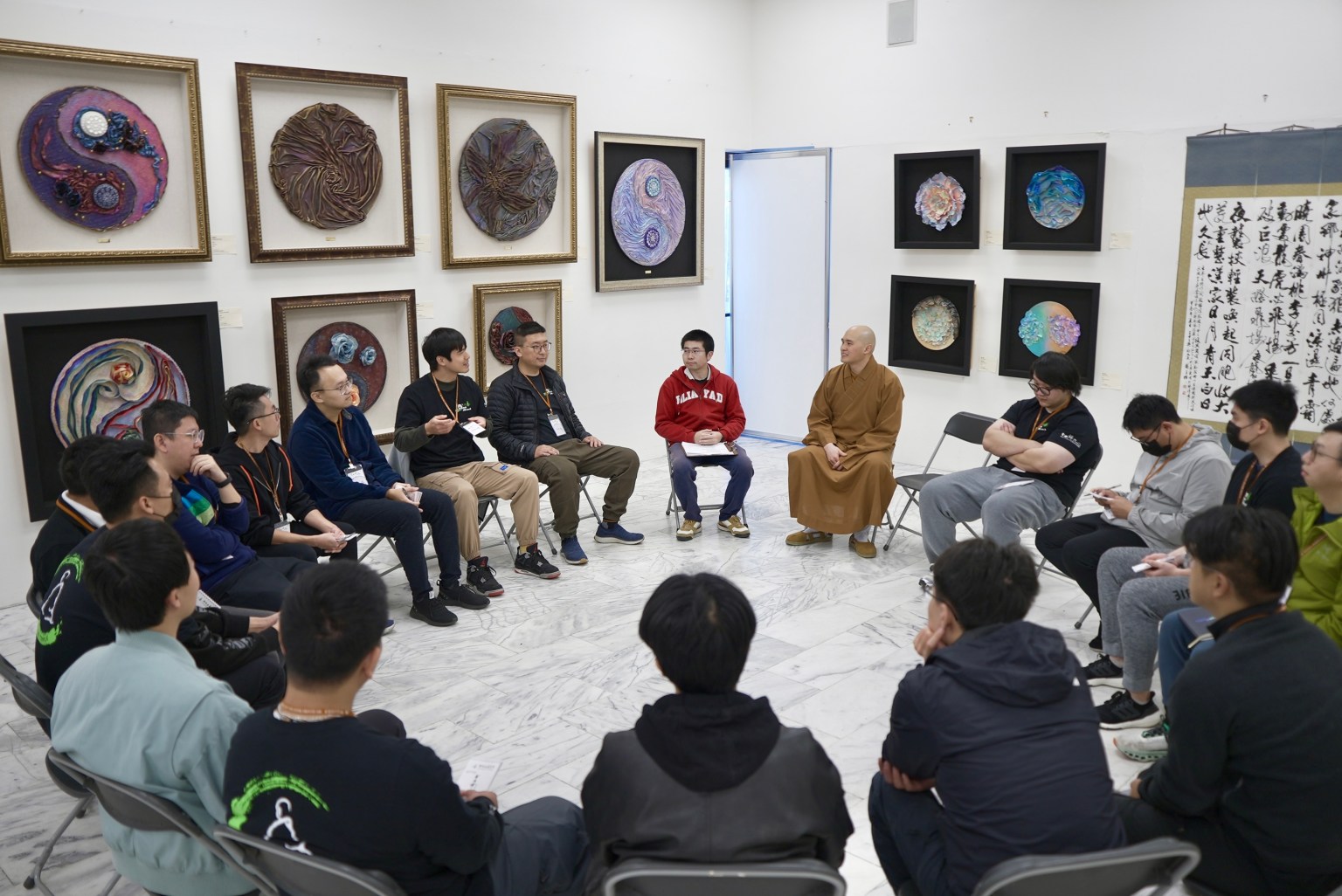 慧澄法師與青年們分組進行心靈交流，為學員答疑解惑。（葉展儀拍攝）