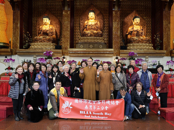 慧東法師和知宥法師在大雄寶殿歡迎大家並慈悲開示。