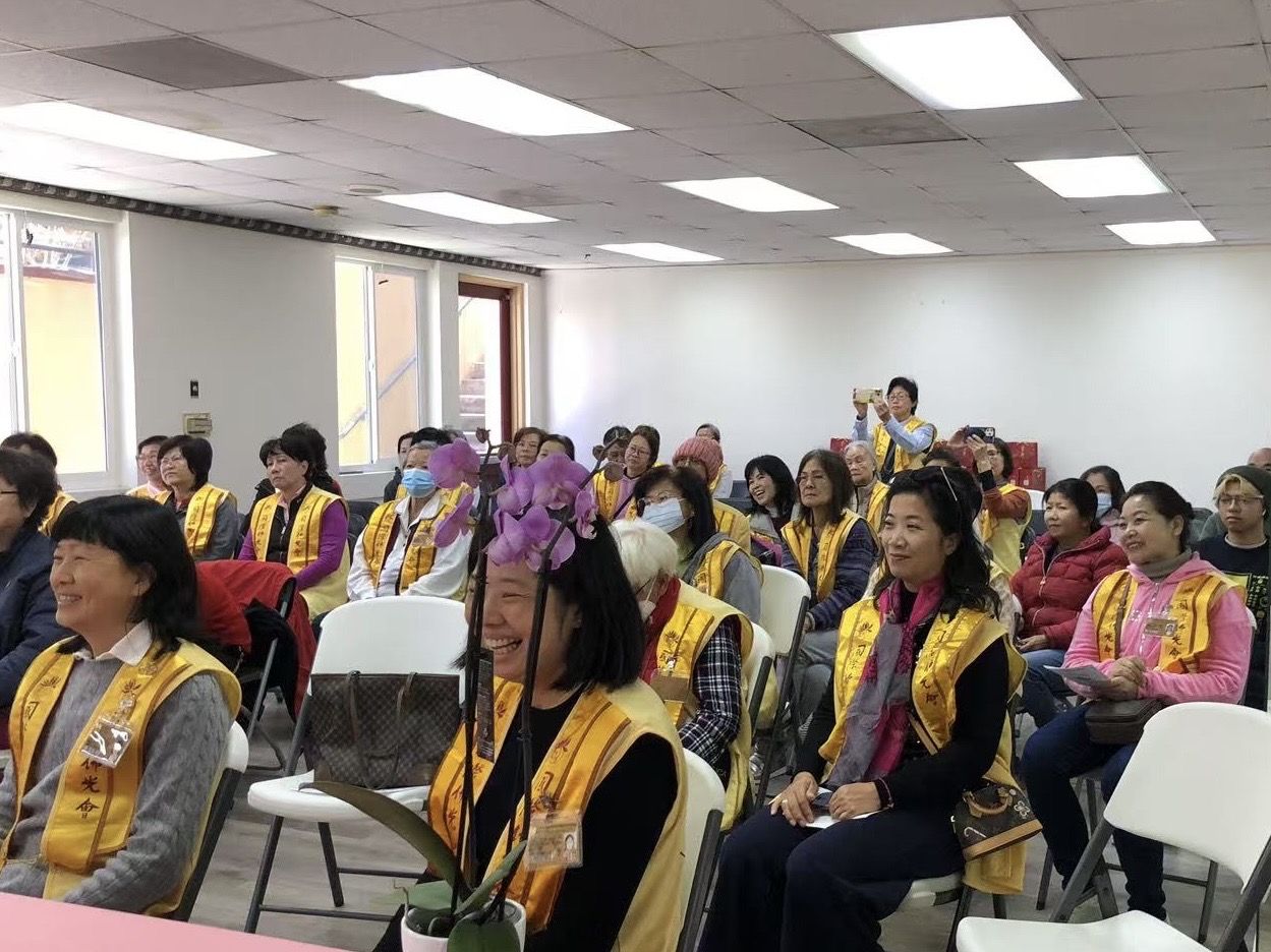 會員們聆聽依宣當家開示