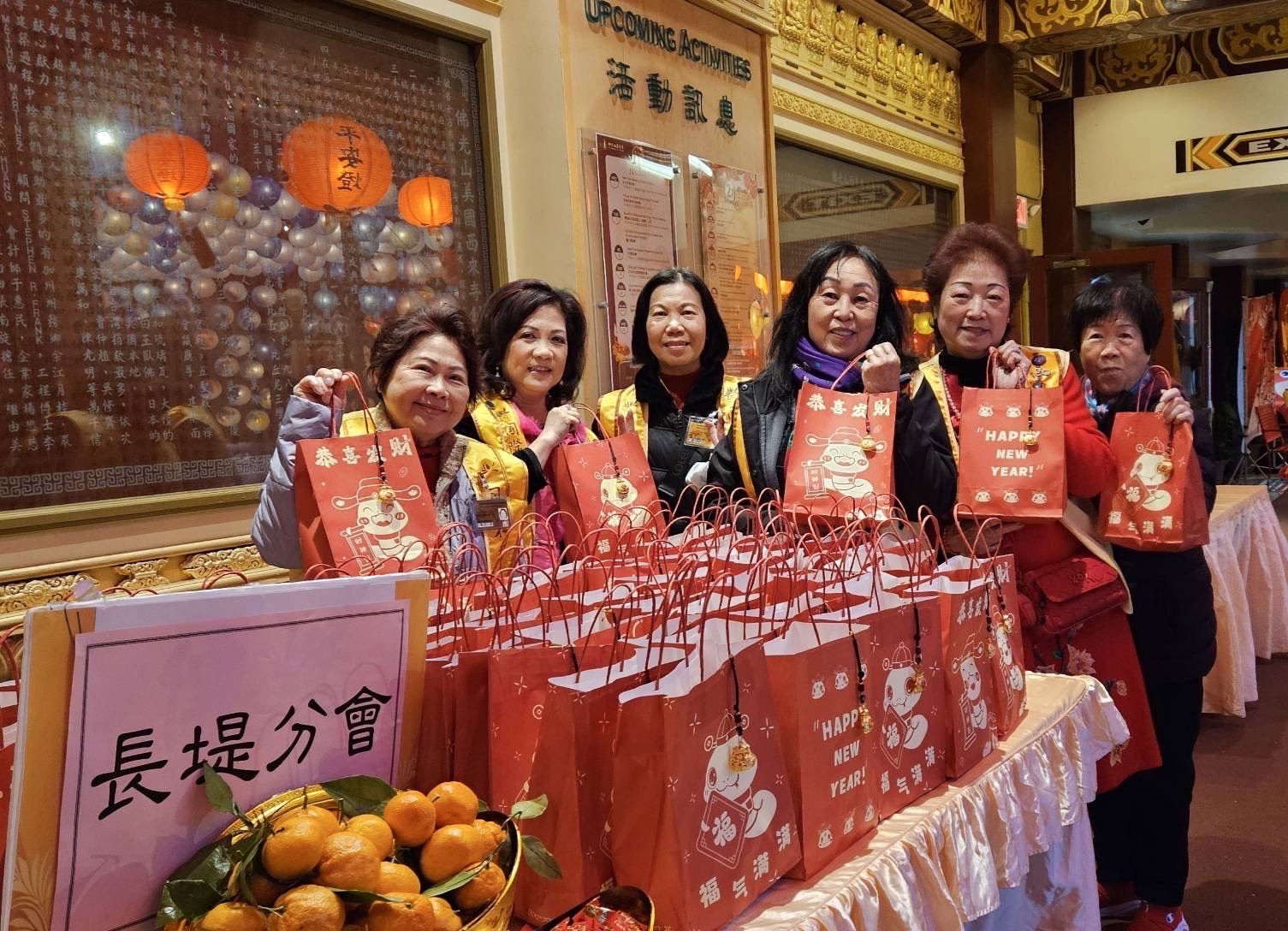 長堤分會會員展示為大家準備的結缘品