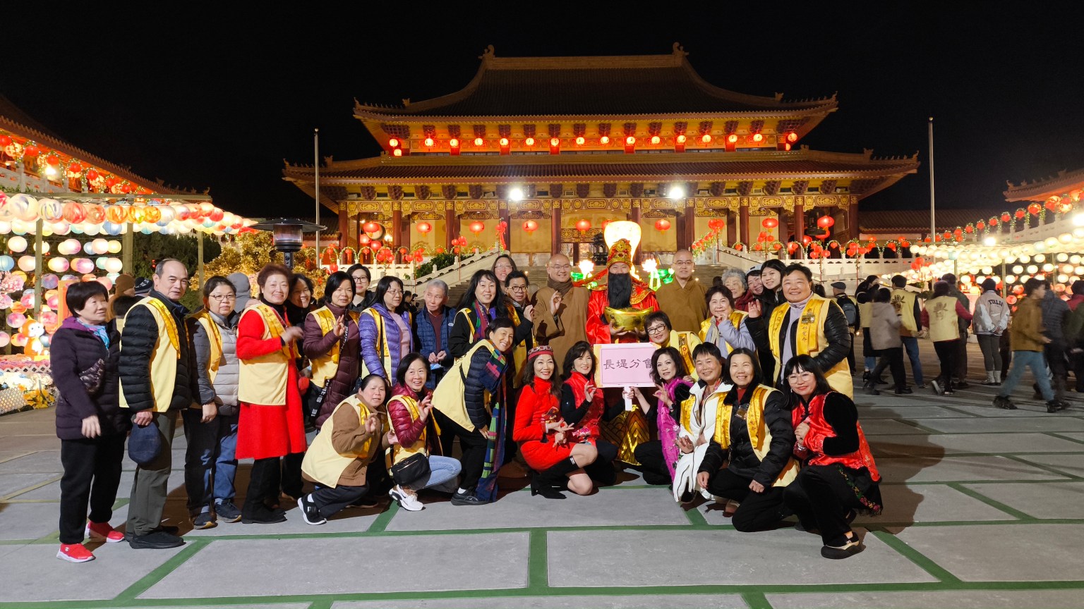 長堤分會會員，扮演財神的李師兄與西來寺主持，輔導法師慧澤法師團合照