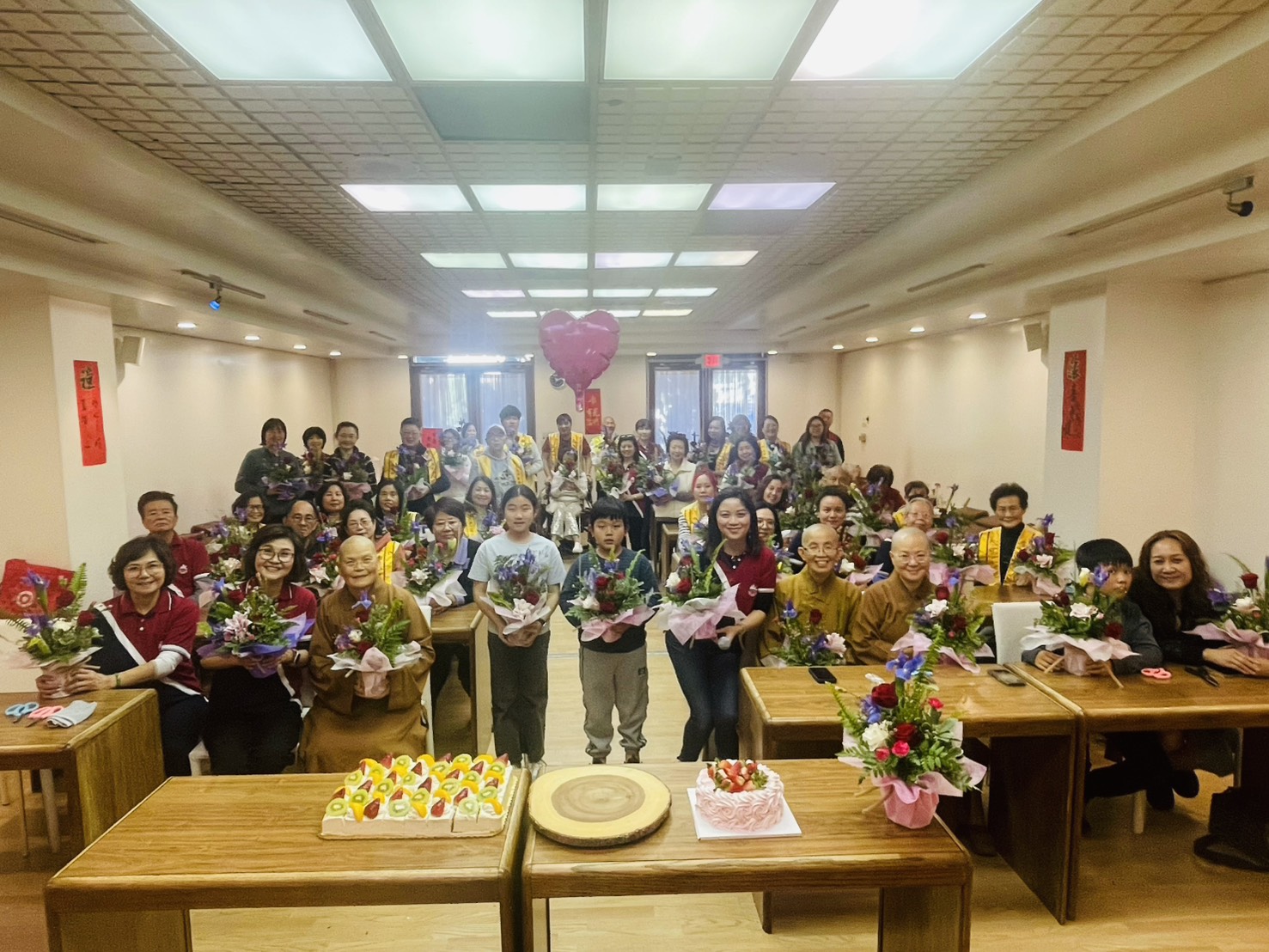 國際佛光會洛杉磯協會白塔三分會和河濱分會3月8日在西來寺海會堂，聯合舉辦「以花會友」插花及慶生聯誼活動，透過插花體驗禪定與「三好」佛法的智慧，大合影。