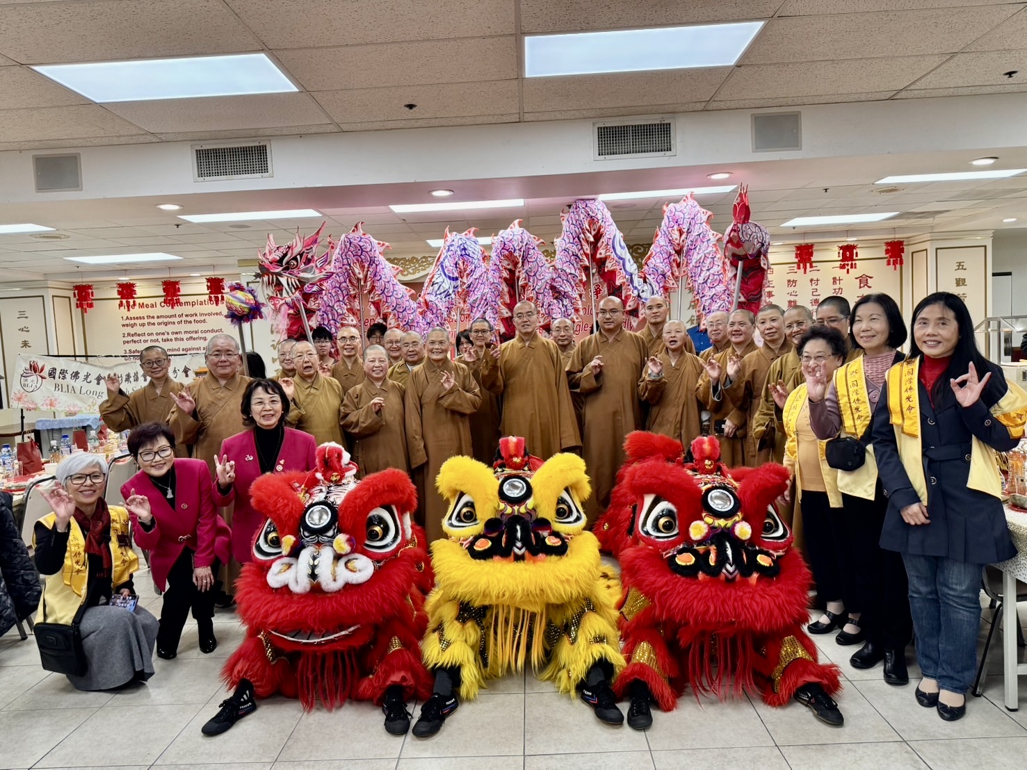 主持慧東法師，當家依宣法師，眾法師與佛光會幹部合照