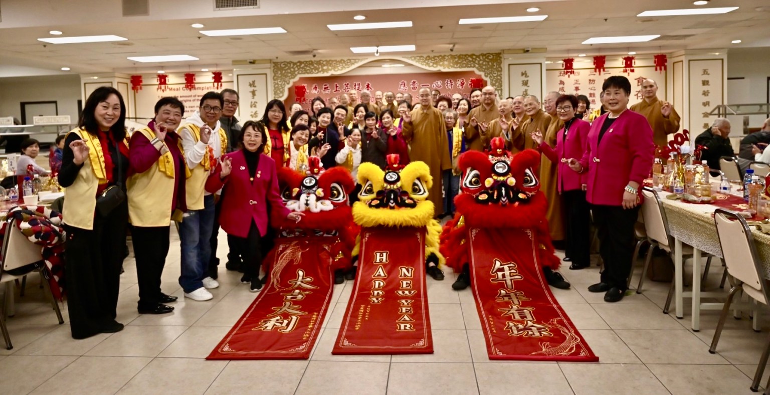 主持慧東法師，當家依宣法師，輔導法師慧澤法師，眾法師以及長堤分會幹部，會員合照