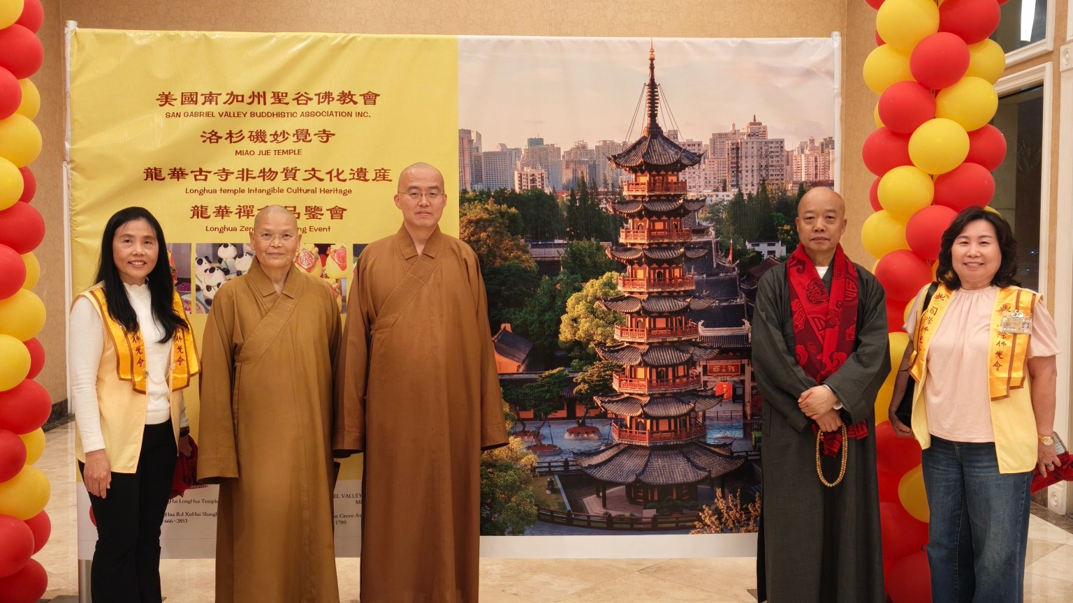 西來寺住持慧東法師(左3) 、監院依宣法師(左2) 應上海龍華寺方丈達照大和尚(右2) 邀請出席「龍華禪食」素食展品鑒晚會。
