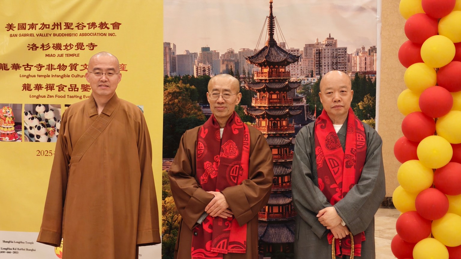 「龍華禪食」素食展品鑒晚會主辦單位：上海龍華寺方丈達照大和尚(右)及協辦單位：洛杉磯妙覺寺住持心圓大和尚(中)與西來寺住持慧東法師(左)合影。