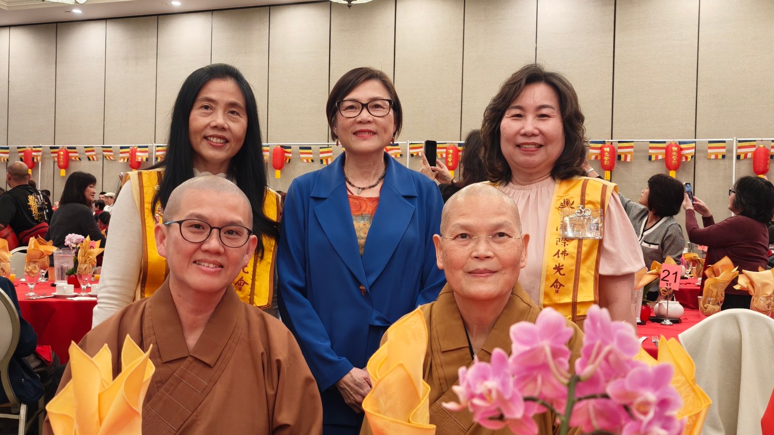 西來寺監院依宣法師(前排右)、社教組主任如松法師(前排左)與西來大學校長謝明華(後排中)合影。