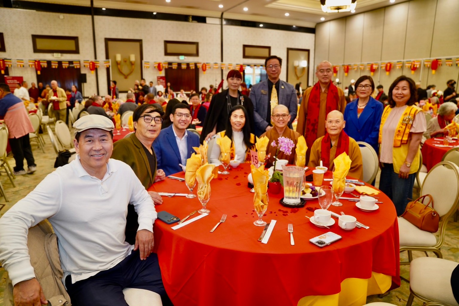 西來寺住持慧東法師(第2排中) 、監院依宣法師(前排右1)、社教組主任如松法師(前排右2)與聖蓋博市市長吳程遠 (第2排左2)及西來大學校長謝明華(第2排右2)與合影。