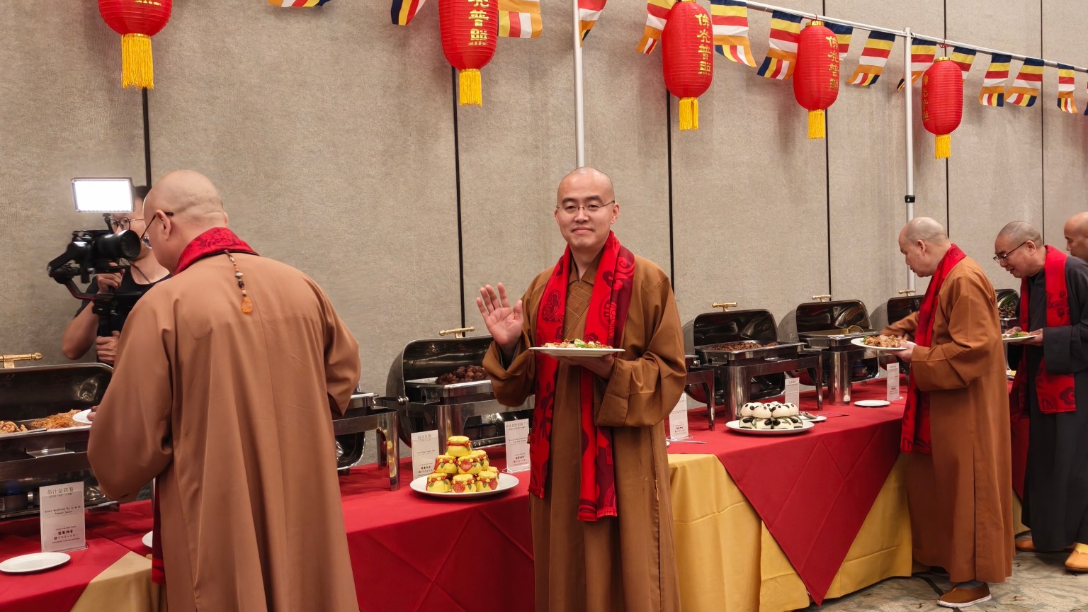 禪食團隊精心準備逾百道極具江南特色的精緻佳餚及點心，讓與會貴賓品味「龍華禪食」的獨特魅力。