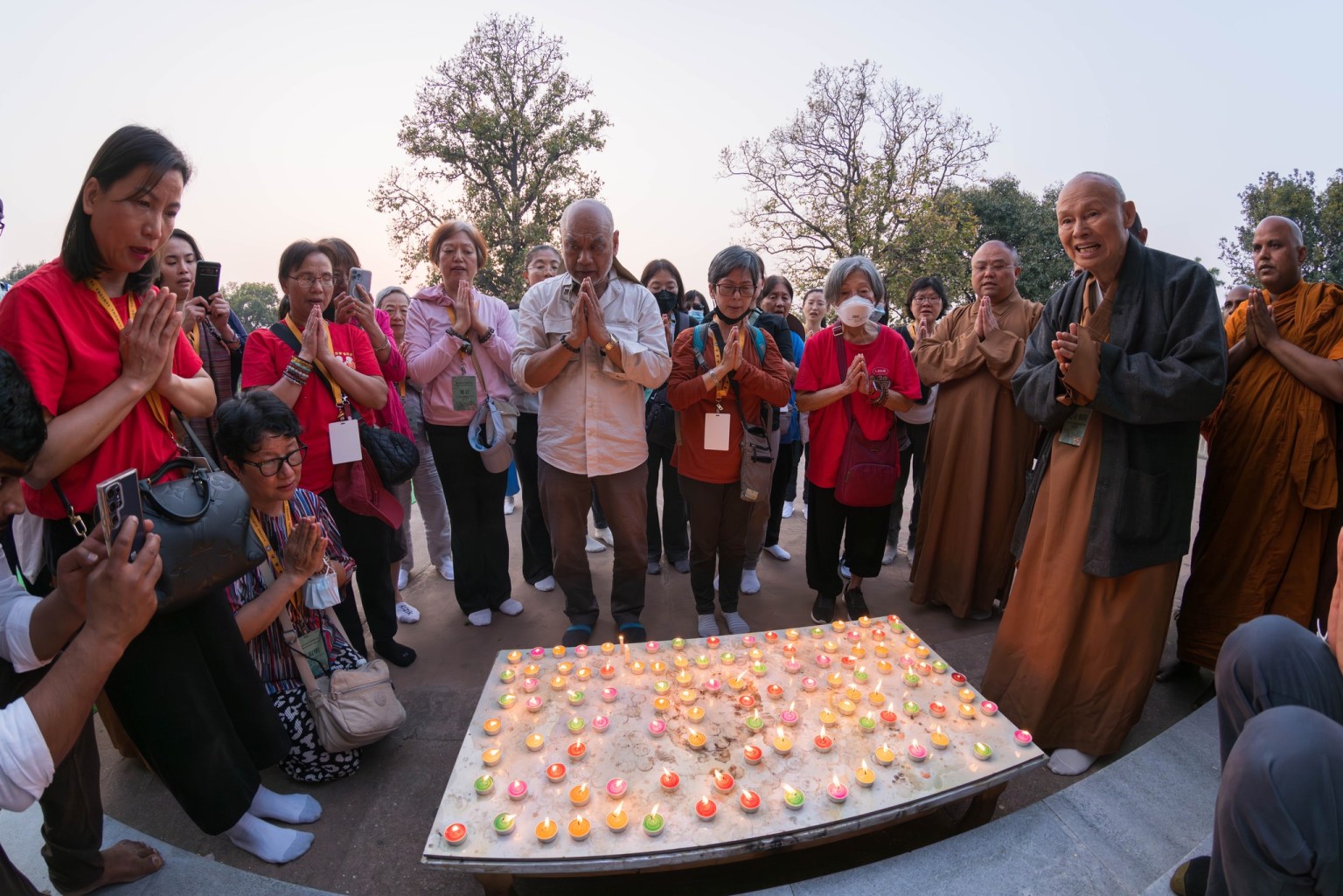 定和尚在𣵀槃城帶領大眾獻燈