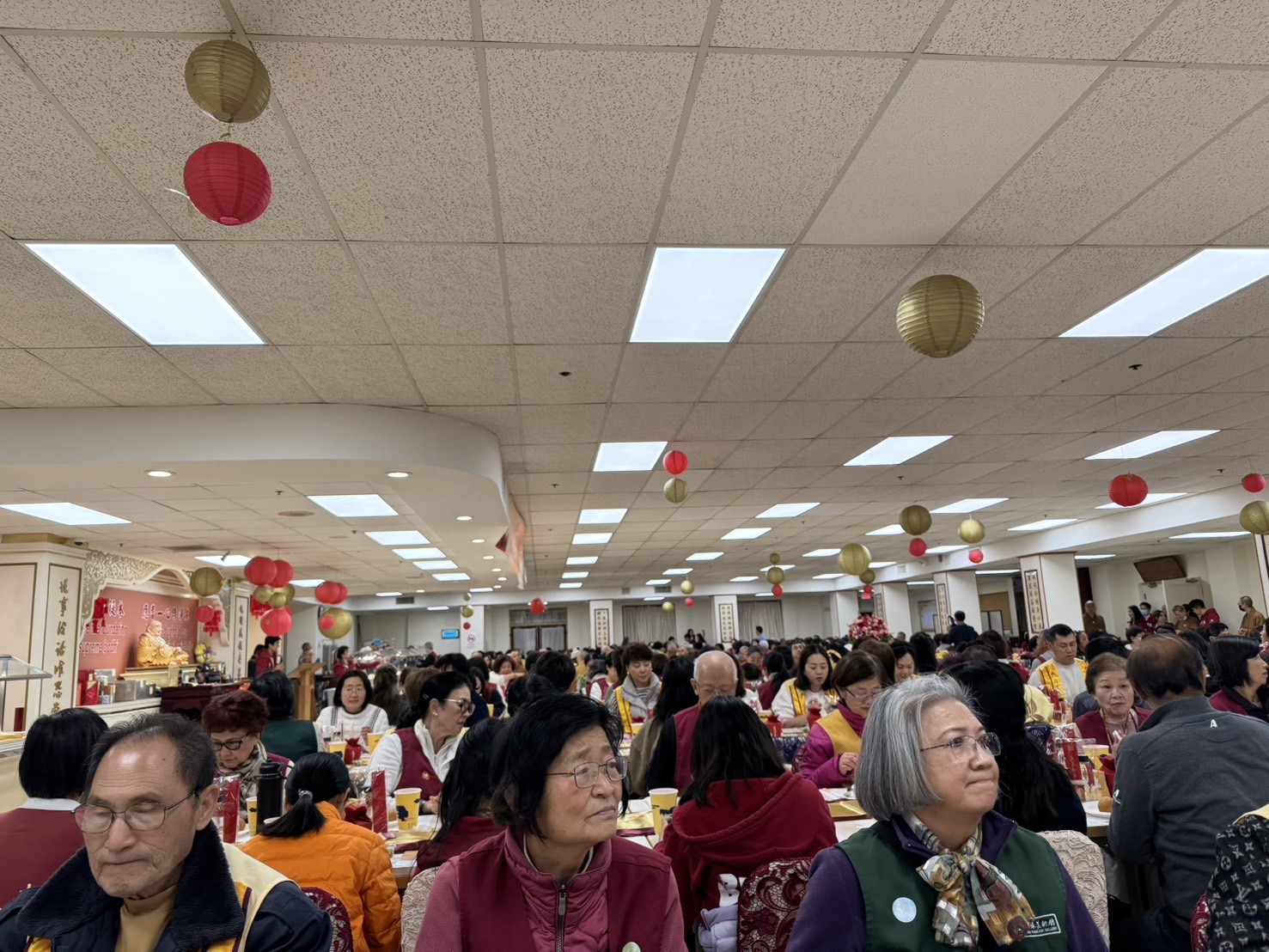 大家歡聚一堂. 場面熱鬧非凡
