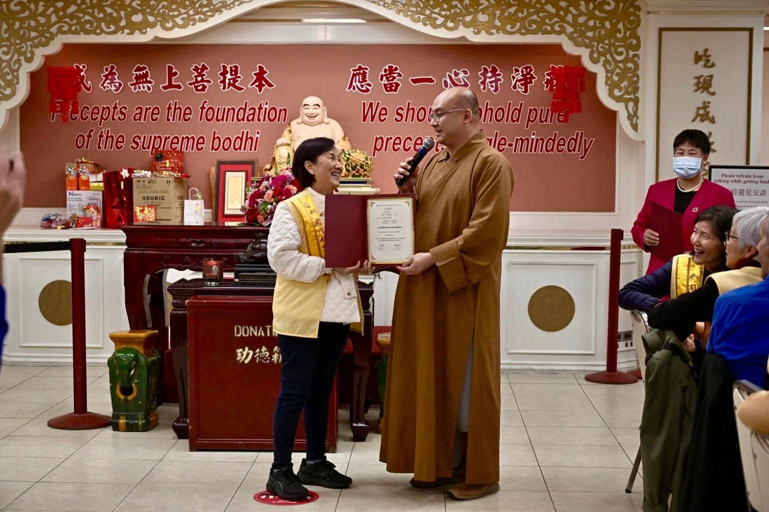 輔導法師慧澤法師頒獎給發心義工