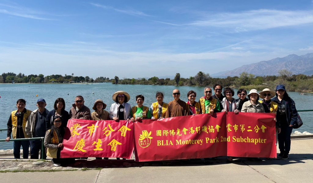 蒙市第二分會與輔導法師知杉法師在湖邊合影