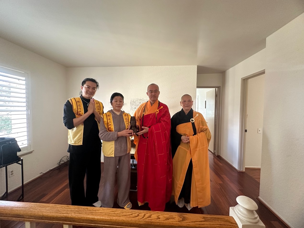 西來寺住持慧東法師和依宣法師代表西來寺赠送鄭本華師姐结缘品。