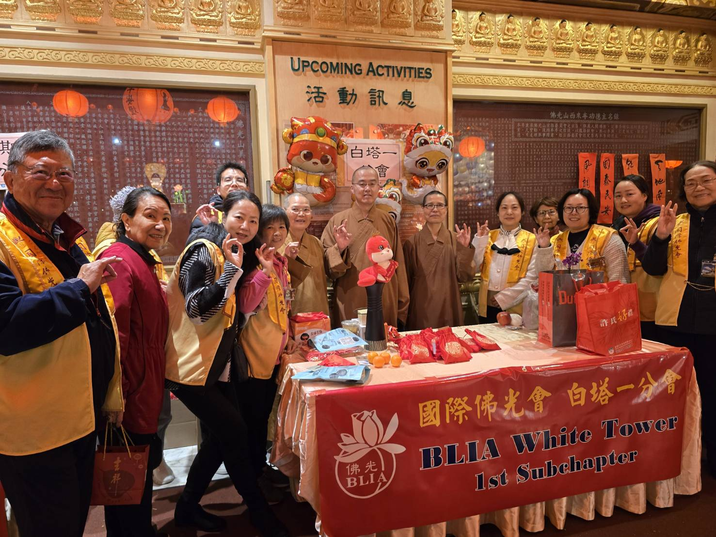 住持慧東法師到白塔一攤位前與大家合影