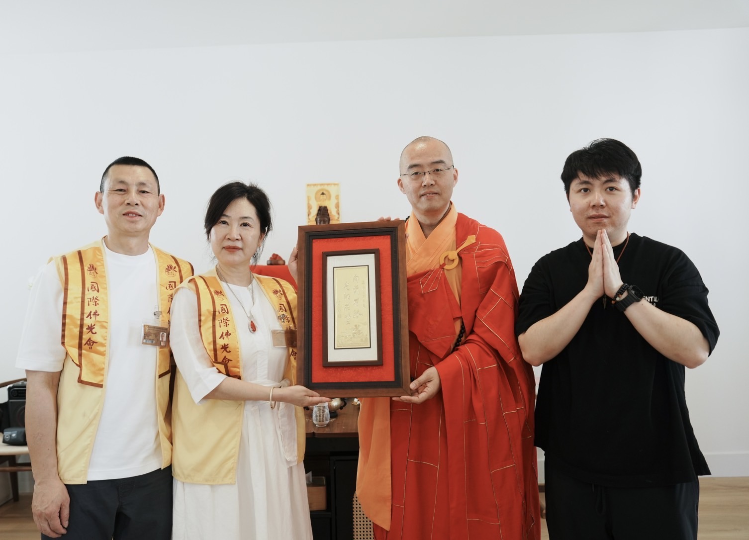 住持贈送大師墨寶給李勤文師姐及眷屬