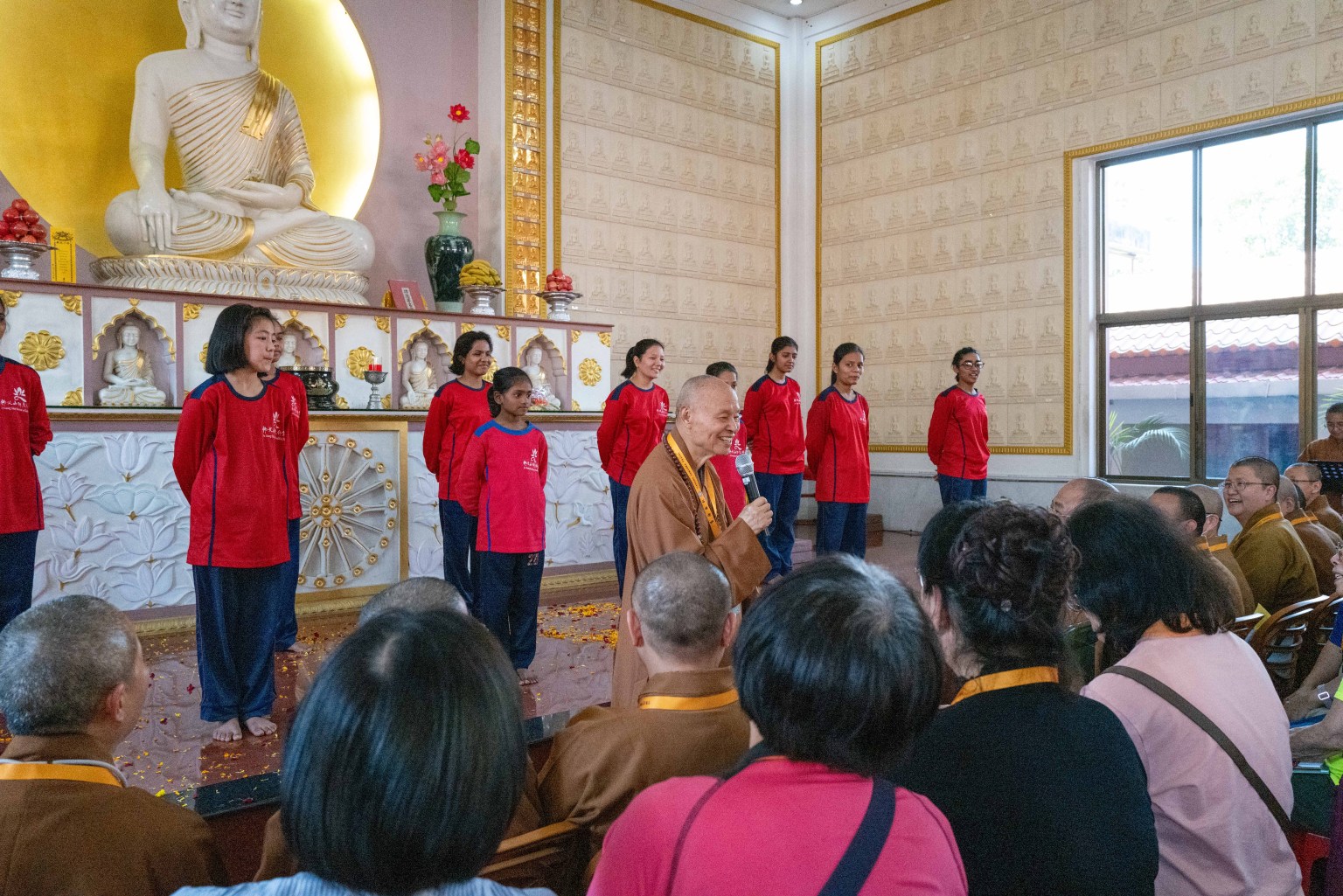 在印度佛學院，學生們上台表演人間音緣